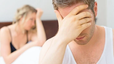 Hombre preocupado, reflexionando sobre el deterioro de su erección