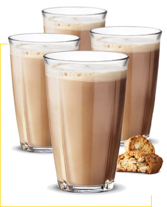 Granos de café tostados y taza: el delicioso Cappuccino MCT para adelgazar.