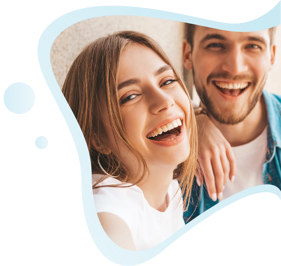 Mujer feliz con envase de Dentolan para aliento fresco