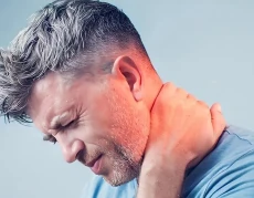 Persona con dolor de cuello, alivio con ArtiZynt