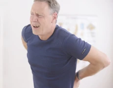 Persona con dolor lumbar y de espalda, solución ArtiZynt