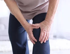 Persona con dolor en las rodillas, mejora con ArtiZynt