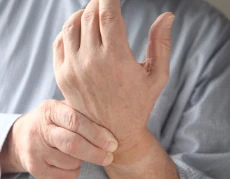 Mano con dolor en dedos y articulaciones, tratamiento ArtiZynt