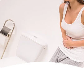 Persona con malestar abdominal debido a problemas urinarios y de vejiga.