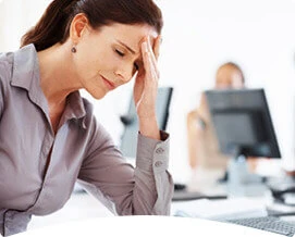 Persona sintiéndose aislada por problemas de micción frecuente.