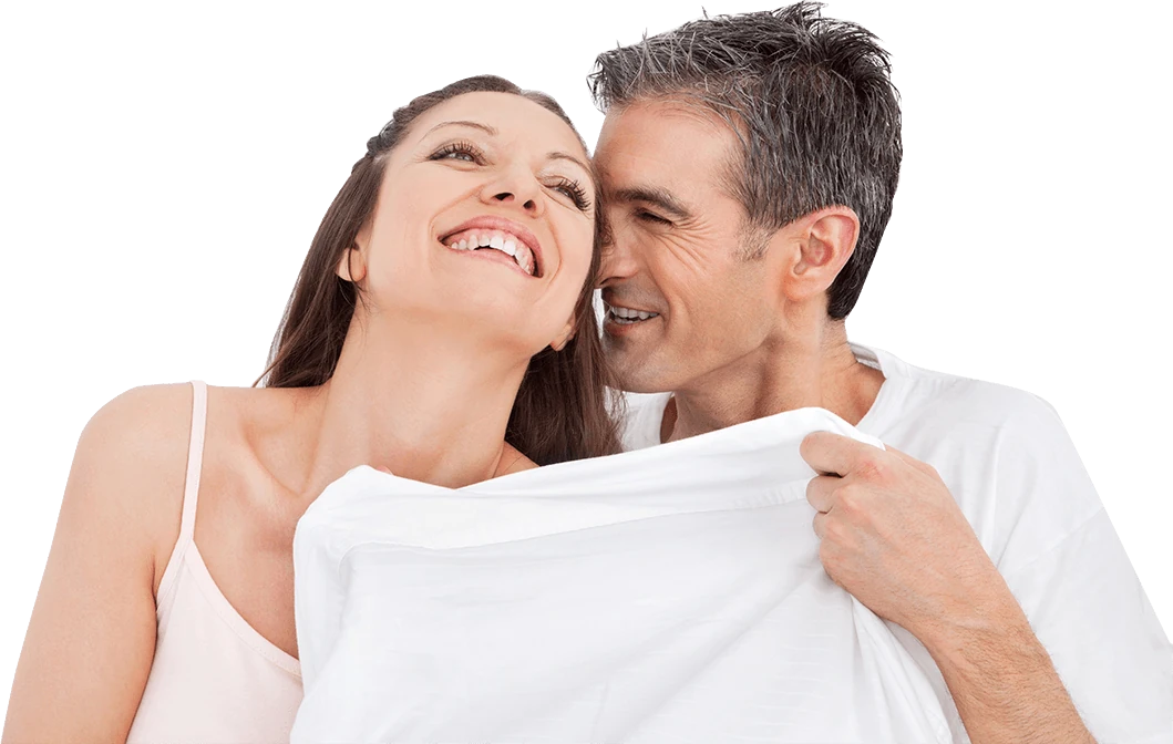 Pareja joven y feliz, símbolo de vitalidad y bienestar masculino